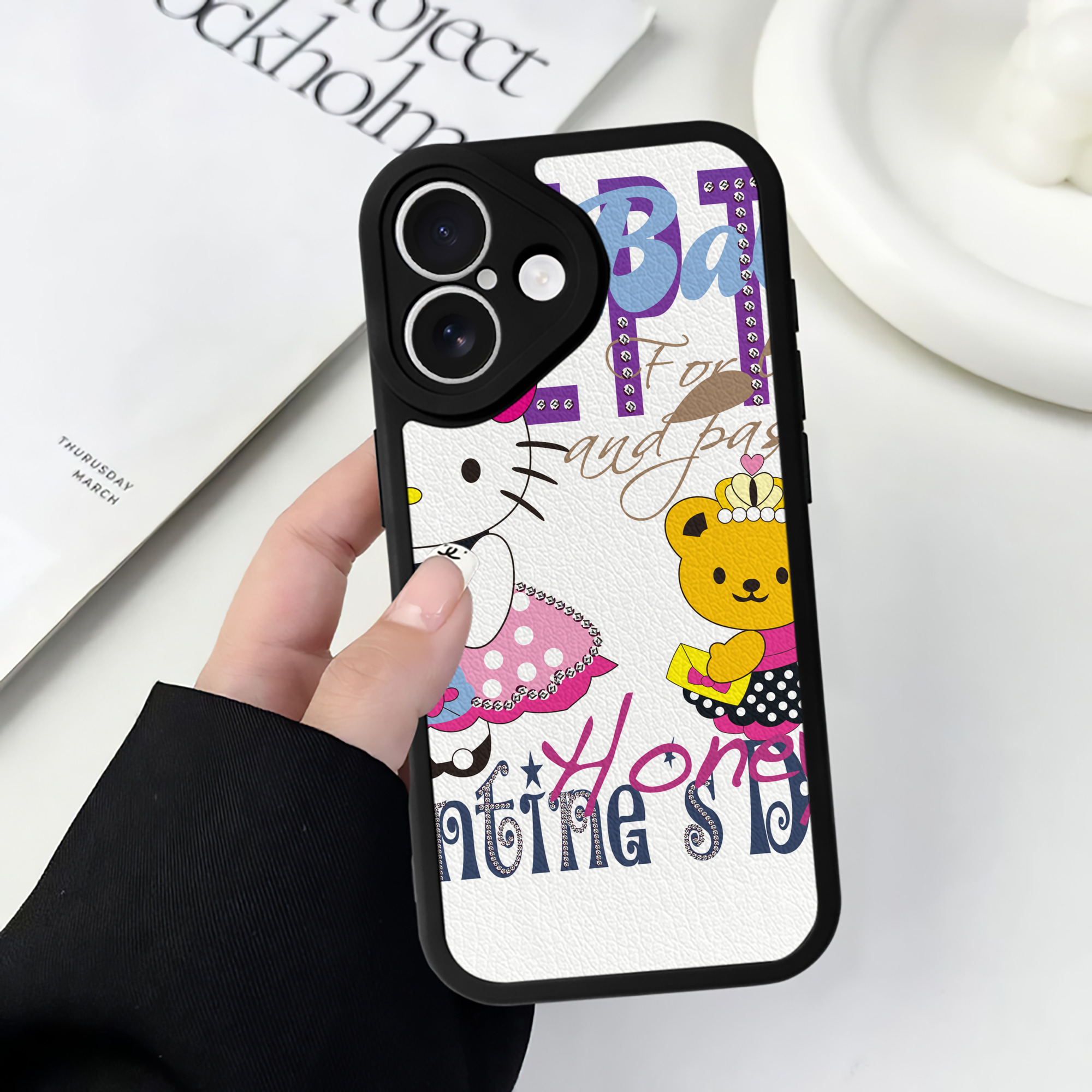 （画像用） Hello Kitty ハローキティ 【iPhone 16シリーズ対応】シリコンスマホケース（レザー調） 材質：シリコン